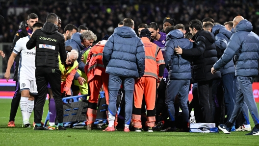 I calciatori della Fiorentina circondano Edoardo Bove che sta ricevendo cure mediche mentre è crollato al suolo in campo durante l'incontro con l'Inter al Franchi il primo dicembre 2024.   ANSA / CLAUDIO GIOVANNINI