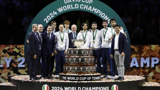 epa11738884 Italian Davis Cup tennis team celebrates winning the Davis Cup Final at Jose Maria Martin Carpena Pavilion, in Malaga, southern Spain, 24 November 2024.  EPA/Jorge Zapata