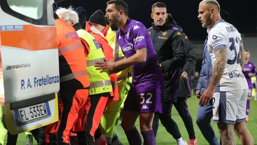 FLORENCE, ITALY - DECEMBER 1: Danilo Cataldi of ACF Fiorentina and Federico Dimarco of FC Internazionale reaction after the serious injury of Edoardo Bove of ACF Fiorentina who was taken to hospital by ambulance during the Serie A match between Fiorentina and FC Internazionale at Stadio Artemio Franchi on December 1, 2024 in Florence, Italy. (Photo by Gabriele Maltinti/Getty Images)