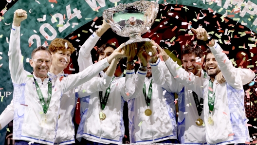 MALAGA, SPAIN - NOVEMBER 24: (L-R) Filippo Volandri, Jannik Sinner, Lorenzo Musetti, Matteo Berrettini, Andrea Vavassori and Simone Bolelli of Italy lift the Davis Cup Trophy after their teams victory during the Davis Cup Final match against Netherlands during the Davis Cup Finals at Palacio de Deportes Jose Maria Martin Carpena on November 24, 2024 in Malaga, Spain. (Photo by Clive Brunskill/Getty Images for ITF)