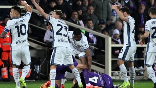 Fiorentina and Inter Milan players call for medics after Italian midfielder #04 Edoardo Bove (C) suddenly collapsed to the ground during the Serie A football match between Fiorentina and Inter Milan at the Artemio Franchi stadium in Florence on December 1, 2024. (Photo by TIZIANA FABI / AFP)