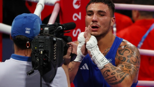 epa11505507 Diego Lenzi of Italy celebrates after winning against Joshua Edwards (not pictured) of the USA in their Men's 92kg round of 16 bout of the Boxing competitions in the Paris 2024 Olympic Games, at the North Paris Arena in Villepinte, France, 29 July 2024.  EPA/DIVYAKANT SOLANKI