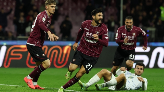 Roberto Soriano (US Salernitana 1919) esulta dopo il gol  gol 2-0   durante la partita tra Salernitana-Carrarese  del Campionato italiano di calcio Serie BKT 2024/2025 - Stadio Arechi, Salerno, Italia - 01 Dicembre 2024 - Sport (Photo by Alessandro Garofalo/LaPresse)   Roberto Soriano (US Salernitana 1919) celebrates after scoring  goal 2-0  during the Serie BKT soccer match between Salernitana and Carrarese at the Arechi Stadium in Salerno, southern italy - Sunday, December 01, 2024. Sport - Soccer .  (Photo by Alessandro Garofalo/LaPresse)