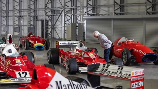 Bernie Ecclestone guarda la Ferrari di Niki Lauda