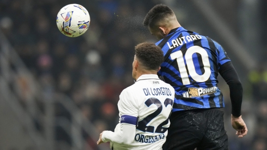 Inter Milan's Lautaro Martinez, right, attempts a header on goal challenged by Napoli's Giovanni Di Lorenzo during a Serie A soccer match between Inter Milan and Napoli at the San Siro stadium in Milan, Italy, Sunday, Nov. 10, 2024. (AP Photo/Luca Bruno)