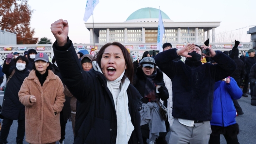 epaselect epa11755815 Protesters call for the resignation and impeachment of South Korean President Yoon Suk Yeol outside the National Assembly in Seoul, South Korea, 04 December 2024. President Yoon annnounced his intention to lift the emergency martial law hours after the National Assembly unanimously voted in favor of a resolution urging the president to withdraw the martial law during an emergency plenary session. Yoon had declared martial law the previous night, citing the need to root out pro-North Korean forces and uphold the constitutional order.  EPA/HAN MYUNG-GU