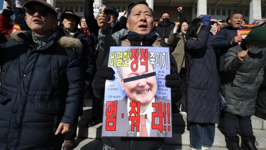 SEOUL, SOUTH KOREA - DECEMBER 04: Protesters demonstrate against the country's president at the National Assembly on December 04, 2024 in Seoul, South Korea. South Korean lawmakers voted to lift the declaration of emergency martial law announced earlier by President Yoon Suk Yeol in a televised speech. Since taking office two years ago, Mr Yoon has struggled to push his agendas against an opposition-controlled parliament. (Photo by Chung Sung-Jun/Getty Images)