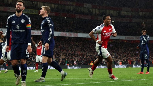 Manchester United's Portuguese midfielder #08 Bruno Fernandes (L) reacts as Arsenal's Dutch defender #12 Jurrien Timber (2R) celebrates scoring the opening goal during the English Premier League football match between Arsenal and Manchester United at the Emirates Stadium in London on December 4, 2024. (Photo by Adrian Dennis / AFP) / RESTRICTED TO EDITORIAL USE. No use with unauthorized audio, video, data, fixture lists, club/league logos or 'live' services. Online in-match use limited to 120 images. An additional 40 images may be used in extra time. No video emulation. Social media in-match use limited to 120 images. An additional 40 images may be used in extra time. No use in betting publications, games or single club/league/player publications. /