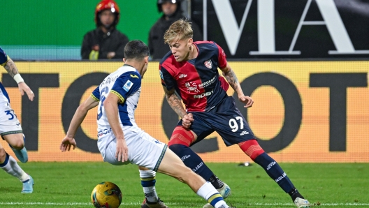 Cagliari's midfielder Mattia Felici in action during the Serie A soccer match between Cagliari Calcio and Hellas Verona at the Unipol Domus in Cagliari, Sardinia -  Friday, 29 November 2024. Sport - Soccer (Photo by Gianluca Zuddas/Lapresse)