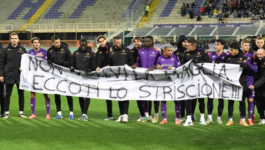 Foto IPP/Giacomo Morini
Firenze 04/12/2024
Calcio: Ottavi di finale Coppa Italia 2024/2025
Acf Fiorentina vs Empoli Fc.
nella foto: i giocatori con lo striscione per Edoardo Bove.