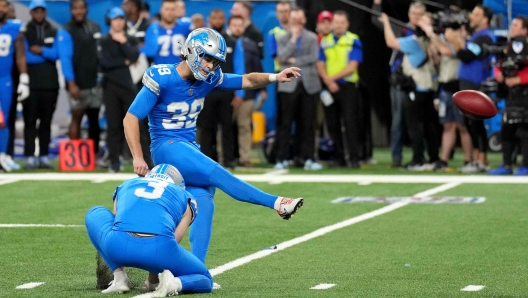 DETROIT, MICHIGAN - DECEMBER 05: Jake Bates #39 of the Detroit Lions kicks a 35 yard game winning field goal against the Green Bay Packers during the fourth quarter in the game at Ford Field on December 05, 2024 in Detroit, Michigan.   Nic Antaya/Getty Images/AFP (Photo by Nic Antaya / GETTY IMAGES NORTH AMERICA / Getty Images via AFP)