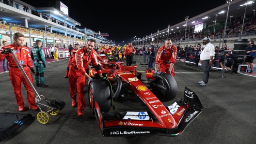 epa11752392 Scuderia Ferrari driver Carlos Sainz Jr. of Spain is pushed on the starting grid the Formula 1 Qatar Grand Prix at the Lusail International Circuit racetrack in Lusail, Qatar, 01 December 2024.  EPA/ALI HAIDER