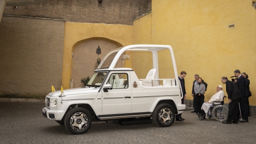 Papa Francesco sta per salire sulla nuova Papamobile