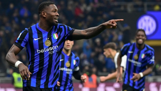 Inter Milan's French forward #09 Marcus Thuram (L) celebrates after scoring his team's third goal during the Italian Serie A football match between Inter Milan and Parma at the San Siro stadium in Milan, on December 6, 2024. (Photo by Piero CRUCIATTI / AFP)