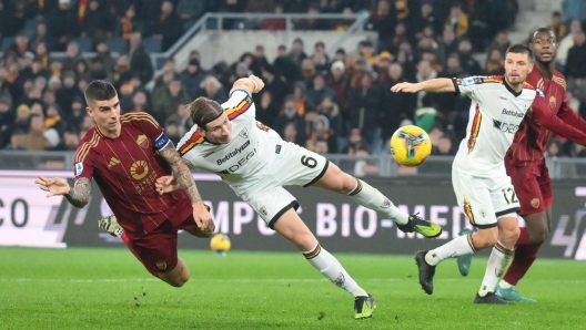 Gianluca Mancini of Roma (L) scores the goal during the Italian Serie A soccer match AS Roma vs US Lecce at Olimpico stadium in Rome, Italy, 07 December 2024. ANSA/ALESSANDRO DI MEO