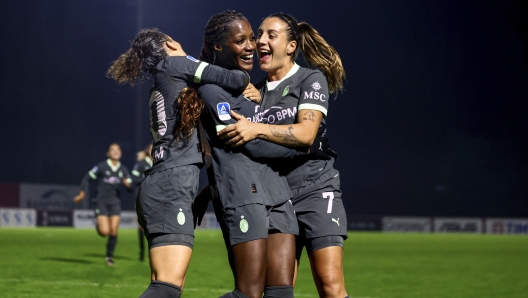 MILAN, ITALY - NOVEMBER 03: Evelyn Ijeh of AC Milan Women reacts to a missed chance goal with her team-mates during the Women Serie A match between AC Milan and Sassuolo at Vismara PUMA House of Football on November 03, 2024 in Milan, Italy. (Photo by Giuseppe Cottini/AC Milan via Getty Images)