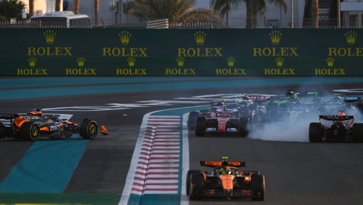 ABU DHABI, UNITED ARAB EMIRATES - DECEMBER 08: Lando Norris of Great Britain driving the (4) McLaren MCL38 Mercedes leads the field as Oscar Piastri of Australia driving the (81) McLaren MCL38 Mercedes and Max Verstappen of the Netherlands driving the (1) Oracle Red Bull Racing RB20 spin at the start during the F1 Grand Prix of Abu Dhabi at Yas Marina Circuit on December 08, 2024 in Abu Dhabi, United Arab Emirates. (Photo by Rudy Carezzevoli/Getty Images)