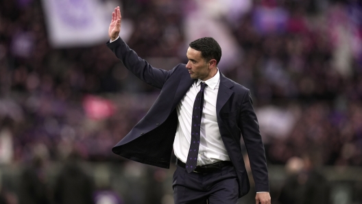 Fiorentina?s head coach Raffaele Palladino greets the fans at the end of the Serie A Enilive 2024/2025 match between Fiorentina and Cagliari - Serie A Enilive at Artemio Franchi Stadium - Sport, Soccer - Florence, Italy - Sunday December 8, 2024 (Photo by Massimo Paolone/LaPresse)