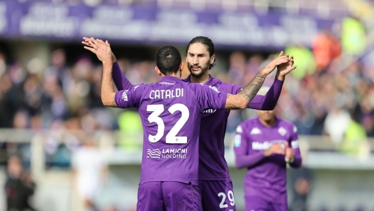 Fiorentina's midfielder Dsnilo Cataldi celebrates with team mate the 1-0 lead during the Italian Serie A soccer match ACF Fiorentina vs Cagliari at Artemio Franchi Stadium in Florence, Italy, 8 December 2024 ANSA/CLAUDIO GIOVANNINI