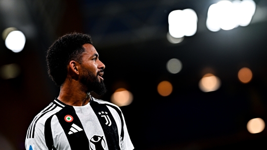 GENOA, ITALY - SEPTEMBER 28: Douglas Luiz of Juventus looks on during the Serie A match between Genoa and Juventus at Stadio Luigi Ferraris on September 28, 2024 in Genoa, Italy. (Photo by Simone Arveda/Getty Images)