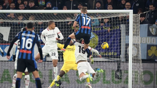 BERGAMO, ITALY - DECEMBER 06:  Charles De Ketelaere of Atalanta scores the opening goal during the Serie match between Atalanta and Milan at Gewiss Stadium on December 06, 2024 in Bergamo, Italy. (Photo by Claudio Villa/AC Milan via Getty Images)