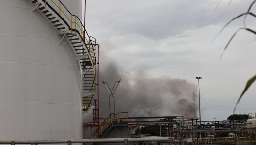 La colonna di fumo causata dall'esplosione avvenuta in un deposito di carburanti a Calenzano (Firenze), 9 dicembre 2024. La colonna di fumo  visibile anche dai comuni vicini, sul posto il sistema di regionale di emergenza sanitaria, vigili del fuoco e forze dell'ordine. // A view of the column of smoke due to the explosion that occurred in a warehouse in Calenzano (Florence), Italy, 9 December 2024. The column of smoke is also visible from nearby municipalities, the regional health emergency system, firefighters and forces are on site of the order. ANSA/CLAUDIO GIOVANNINI