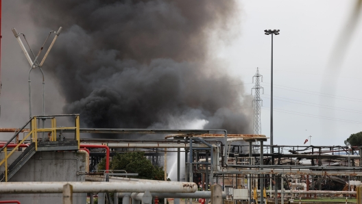 La colonna di fumo causata dall'esplosione avvenuta in un deposito di carburanti a Calenzano (Firenze), 9 dicembre 2024. La colonna di fumo  visibile anche dai comuni vicini, sul posto il sistema di regionale di emergenza sanitaria, vigili del fuoco e forze dell'ordine. // A view of the column of smoke due to the explosion that occurred in a warehouse in Calenzano (Florence), Italy, 9 December 2024. The column of smoke is also visible from nearby municipalities, the regional health emergency system, firefighters and forces are on site of the order. ANSA/CLAUDIO GIOVANNINI