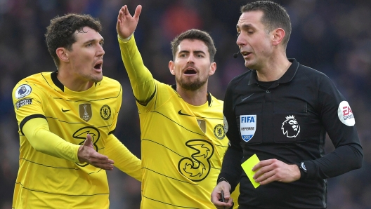 epa09772532 Chelsea players Andreas Christensen (L) and Jorginho (C) argue with referee David Coote (R) during the English Premier League soccer match between Crystal Palace and Chelsea FC in London, Britain, 19 February 2022.  EPA/Vince Mignott EDITORIAL USE ONLY. No use with unauthorized audio, video, data, fixture lists, club/league logos or 'live' services. Online in-match use limited to 120 images, no video emulation. No use in betting, games or single club/league/player publications