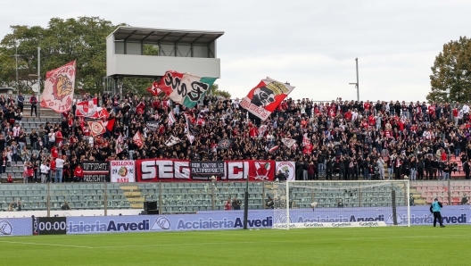 tifosi Bari durante la partita tra Cremonese e Bari del Campionato italiano di calcio Serie BKT 2024/2025 - Stadio Giuseppe Zini di Cremona, Italia - 6 ottobre 2024 - Sport (foto di Valentina Renna LaPresse)