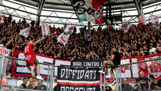 Tifosi (SSC Bari);  Supporters (SSC Bari);  durante la partita tra Frosinone e Bari del Campionato italiano di calcio Serie BKT 2024/2025 - Stadio Benito Stirpe, Frosinone, Italia - 22 Settembre  2024 - Sport
(Photo by Alessandro Garofalo/LaPresse)


  during the Serie BKT soccer match between Frosinone and Bari at the Benito Stirpe  Stadium in Frosinone, southern italy - Sunday, September 22 , 2024. Sport - Soccer . 
(Photo by Alessandro Garofalo/LaPresse)