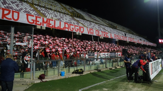 Tifosi bari durante la partita tra Salernitana e SSC Bari del Campionato italiano di calcio Serie BKT 2024/2025 - Stadio Arechi, Salerno, Italia - 10 Novembre 2024 - Sport
(Photo by Alessandro Garofalo/LaPresse)


Supporters bari during the Serie BKT soccer match between Salernitana and  SSC Bari at the Arechi Stadium in Salerno, southern italy - Sunday, November 10, 2024. Sport - Soccer . 
(Photo by Alessandro Garofalo/LaPresse)