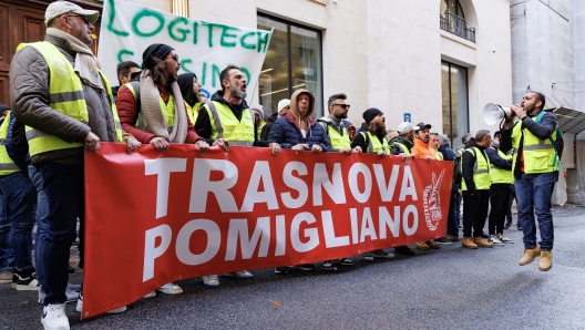 Operai della Trasnova, indotto Stellantis, protestano contro i licenziamenti davanti al ministero delle Imprese in occasione dell’incontro tra l’azienda e il ministro Urso, Roma, Martedì, 10 Dicembre 2024 (Foto Roberto Monaldo / LaPresse)  Trasnova workers, a Stellantis subsidiary, protest against layoffs in front of the ministry of Enterprises, Rome, Tuesday, December 10, 2024 (Photo by Roberto Monaldo / LaPresse)