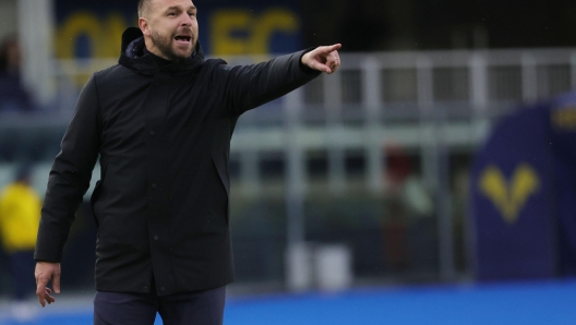 Hellas Verona's head coach Paolo Zanetti gestures during the Italian Serie A soccer match Hellas Verona vs Empoli FC at Marcantonio Bentegodi stadium in Verona, Italy, 8 December 2024. 
ANSA/EMANUELE PENNACCHIO