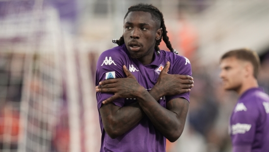 Fiorentina's Moise Kean celebrates after scoring the 2-1 goal for his team during the Serie A Enilive 2024/2025 match between Fiorentina and Verona - Serie A Enilive at Artemio Franchi Stadium - Sport, Soccer - Florence, Italy - Sunday November 10, 2024 (Photo by Massimo Paolone/LaPresse)