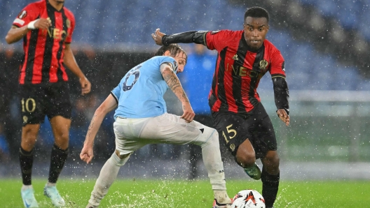 Nice's German forward #15 Youssoufa Moukoko fights for the ball with Lazio's Italian midfielder #06 Nicolo Rovella during the Europa League football match between Lazio and Nice at the Olympic stadium in Rome, on October 3, 2024. (Photo by Andreas SOLARO / AFP)