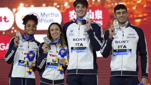 epa11775483 Gold medal winners Sara Curtis, Silvia di Pietro, Alessandro Miressi, and Leonardo Deplano (L-R) of Italy pose during the medal ceremony of the mixed 4x50 freestyle realy of the World Aquatics Swimming Championships in Budapest, Hungary, 13 December 2024.  EPA/Robert Hegedus HUNGARY OUT