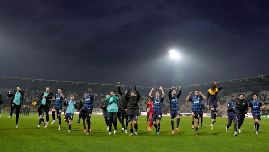 Sassuolo players celebrate at the end of the match during the Serie BKT soccer match between Frosinone and Sassuolo at the Frosinone Benito Stirpe stadium, Italy - Saturday, December 14, 2024 - Sport  Soccer ( Photo by Alfredo Falcone/LaPresse )