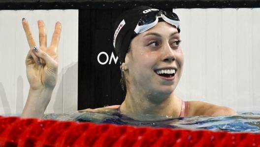 epa11777211 epa11777073 Gretchen Walsh of the US reacts after she won the gold medal in the final of women's 100m butterfly of the World Aquatics Swimming Championships in Duna Arena in Budapest, Hungary, 14 December 2024.  EPA/Tibor Illyes HUNGARY OUT  EPA-EFE/Tibor Illyes HUNGARY OUT