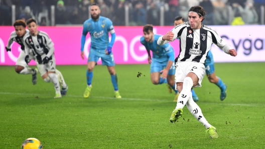 TURIN, ITALY - DECEMBER 14: Dusan Vlahovic of Juventus scores his team's second goal from the penalty spot during the Serie A match between Juventus and Venezia at Allianz Stadium on December 14, 2024 in Turin, Italy. (Photo by Valerio Pennicino/Getty Images)