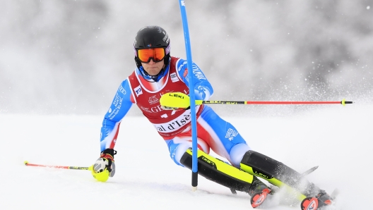 epa11778179 Steven Amiez of France in action during the first run of the Men's Slalom race of the FIS Alpine Skiing World Cup in Val d'Isere, France, 15 December 2024.  EPA/GUILLAUME HORCAJUELO