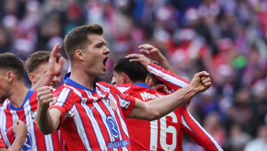 Atletico Madrid's Norwegian forward #09 Alexander Sorloth  celebrates after scoring their first goal during the Spanish league football match between Club Atletico de Madrid and Getafe CF at the Metropolitano stadium in Madrid on December 15, 2024. (Photo by Pierre-Philippe MARCOU / AFP)