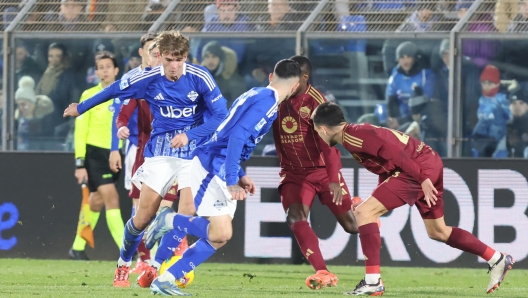 Como?s   Como 1907's Nico Paz        in action during the Serie A Enilive 2024/2025 soccer match between Como and Roma at the Giuseppe Sinigaglia stadium in Como, north Italy - Sunday December  15, 2024. Sport - Soccer. (Photo by Antonio Saia/LaPresse)