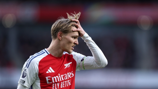 LONDON, ENGLAND - DECEMBER 14: Martin Ødegaard of Arsenal reacts during the Premier League match between Arsenal FC and Everton FC at Emirates Stadium on December 14, 2024 in London, England. (Photo by Richard Heathcote/Getty Images)