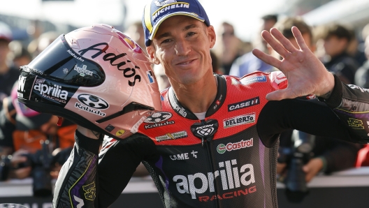 epa11724379 Aprilia Racing rider Aleix Espargaro of Spain poses afte the Qualifying session for the Motorcycling Solidarity Grand Prix of Barcelona, in Barcelona, Spain, 16 November 2024. The Motorcycling Solidarity Grand Prix of Barcelona is held at the Circuit de Barcelona-Catalunya racetrack on 17 November 2024 replacing the Grand Prix of Valencia season ender.  EPA/Alberto Estevez