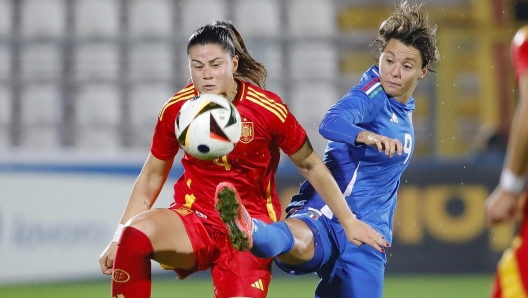 Spain's María Méndez and Italy's Valentina Giacinti in action during the friendly match woman soccer Italy vs Spain at Romeo Menti stadium in Vicenza, Italy, 29 October 2024. ANSA/EMANUELE PENNACCHIO