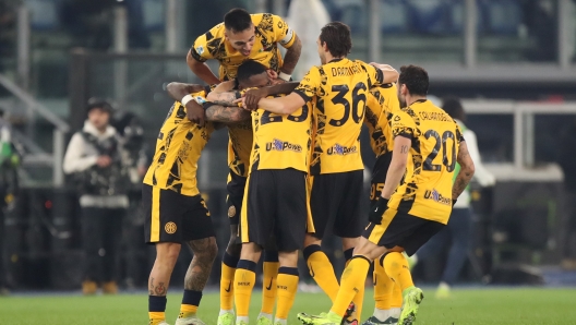 ROME, ITALY - DECEMBER 16: Nicolo Barella of FC Internazionale is mobbed by teammates as after scoring his team's third goal during the Serie A match between SS Lazio and FC Internazionale at Stadio Olimpico on December 16, 2024 in Rome, Italy. (Photo by Paolo Bruno/Getty Images)