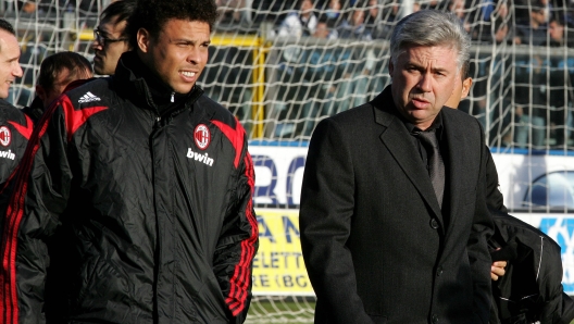 ++++RPT +++ 20071111-BERGAMO-SPO - CALCIO: ATALANTA-MILAN; PARTITA RINVIATA - Il calciatore brasiliano del Milan  Ronaldo ( s) con l'allenatore Carlo Ancelotti nello stadio di Bergamo, oggi 11 novembre 2007.  La partita odierna  stata sospesa in seguito ai disordini scaturiti dagli ultras atalantini, che avevano fracassato le vetrate antisfondamento poste tra spalti e terreno di gioco.   Questi incidenti avevano fatto seguito ai gravi scontri avvenuti sul piazzale dello stadio prima della partita.
MAGNI / ANSA /  KLD