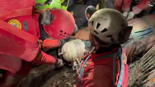 La barella con la speleologa Ottavia Piana portata fuori dalla grotta nell'Abisso Bueno Fonteno, nel Bergamasco, 18 dicembre 2024, in un fermoimmagine del video del salvataggio del Soccorso alpino. La donna di 32 anni avrebbe riportato traumi alle vertebre e alle costole, fratture alle ossa facciali e a un ginocchio, ed è stata trasferita in elicottero all'ospedale di Bergamo. ANSA / SOCCORSO ALPINO