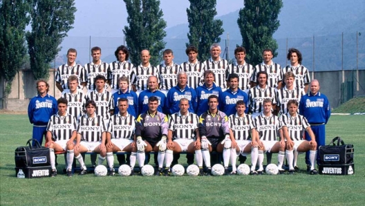 vialli - @Lapresse
24-02-2005 Italia
Sport calcio
JUVENTUS formazione 1996.
Nella foto: 3a fila Carrera porrini Torricelli Lombardo Jugovic Tacchinardi Ravanelli Ferrara Vierchwood Padovano
2a fila Giunta Deschaps Fusi Esposito Pezzotti Lippi Bordon Ventrone Sousa Marocchi Giordano
1a fila sost.Conte Sorin Dilivio Peruzzi Vialli Rampulla Del Piero Pessotto Orlando - Fotografo: lapresse