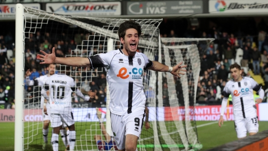 Cristian Shpendi (Cesena) esulta dopo il goal durante la partita tra Cesena e Reggiana del Campionato di calcio Serie BKT 2024/25 - Orogel Stadium Dino Manuzzi, Cesena (FC), Italia - 23 novembre 2024 - sport calcio - Campionato di calcio Serie BKT 2024/25 - Sport (foto di Fabrizio Zani/LaPresse)